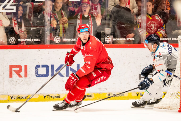 Hokejisté Třince porazili Vítkovice, Boleslav přehrála Pardubice