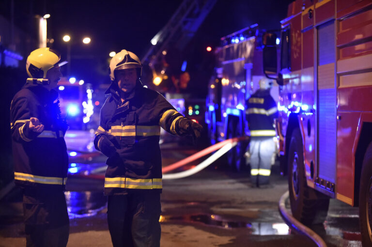 Škodu za miliony korun způsobil požár domu v Praze, příčinou byla prskavka