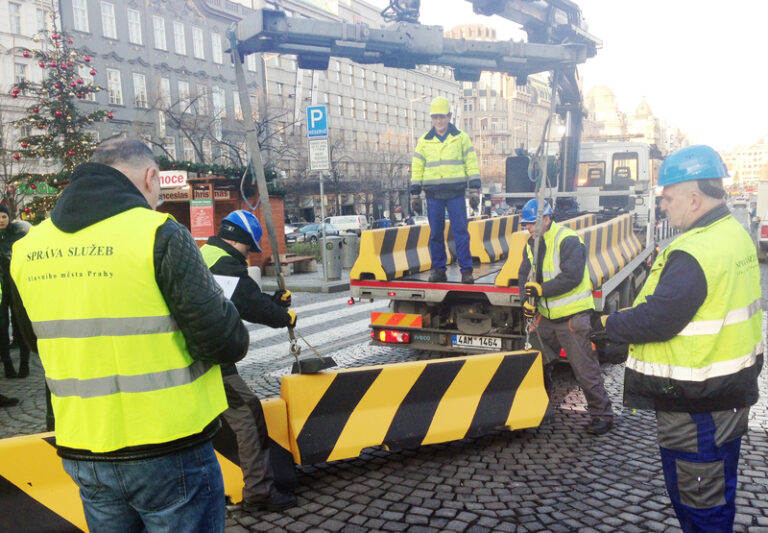Praha po útoku v Německu umístila betonové zábrany na náměstí Republiky