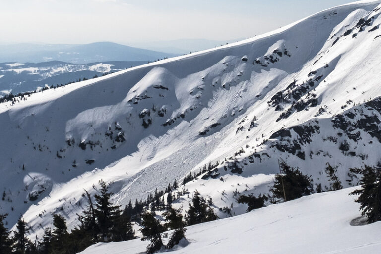 Krkonoše hlásí první lavinový stupeň, na hřebenech je až půl metru sněhu