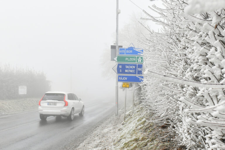 Poslední víkend roku bude inverzní počasí, hrozí námraza na silnicích