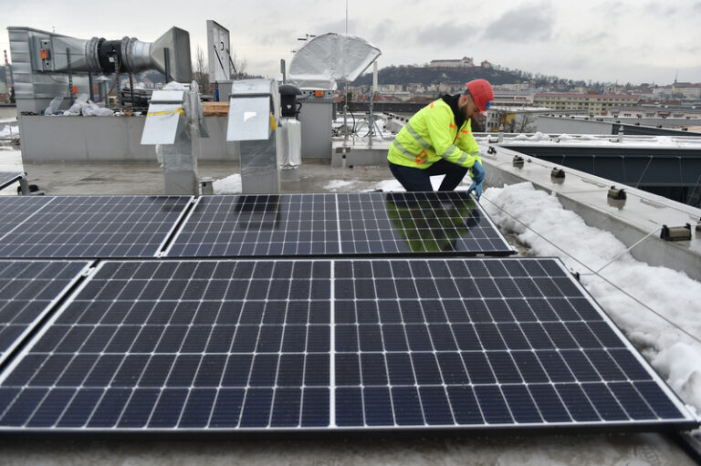 Stát sníží dotace pro domácnosti na fotovoltaiku, podle solárníků to ohrozí obor