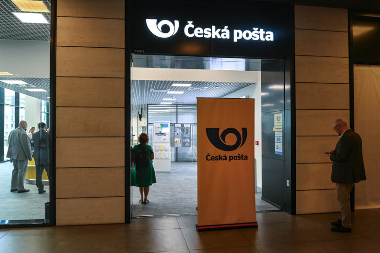 Poplatek za výplatu důchodu v hotovosti stoupne od února z 35 Kč na 78 korun