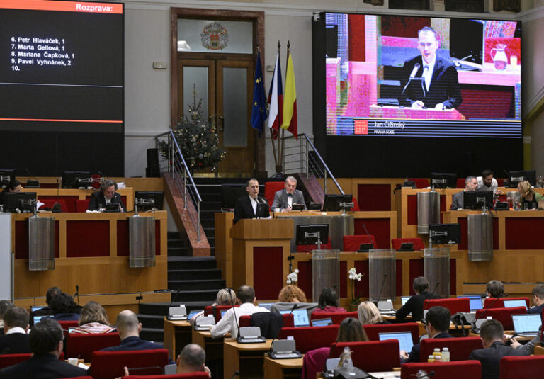 Pražští zastupitelé projednají i odměny pro asistentku ředitele magistrátu