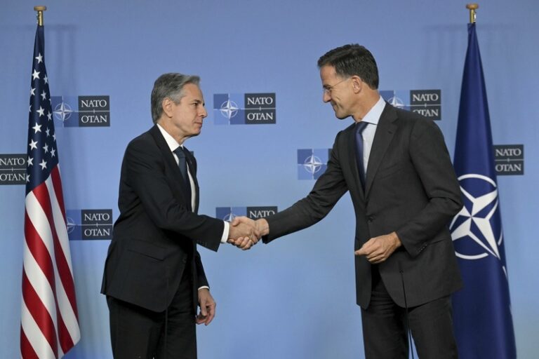 NATO bude jednat o pomoci Ukrajině, do Bruselu dorazí i jordánský král