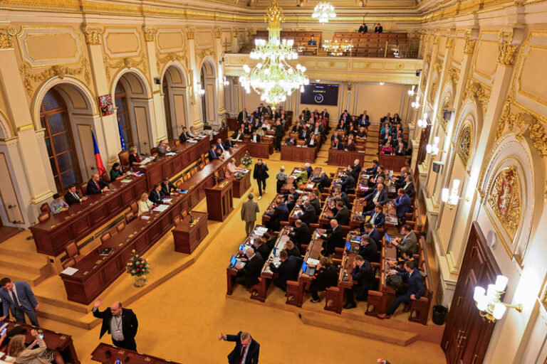 Sněmovna bude schvalovat rozpočet se schodkem 241 miliard Kč