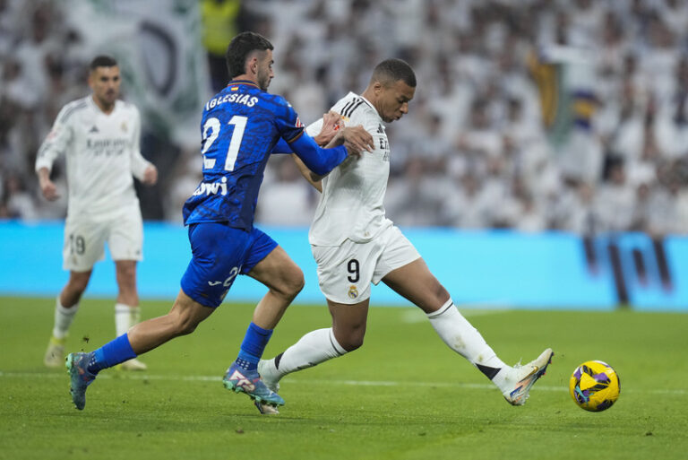 Real se přiblížil Barceloně, Krejčí gólem odvrátil prohru Girony