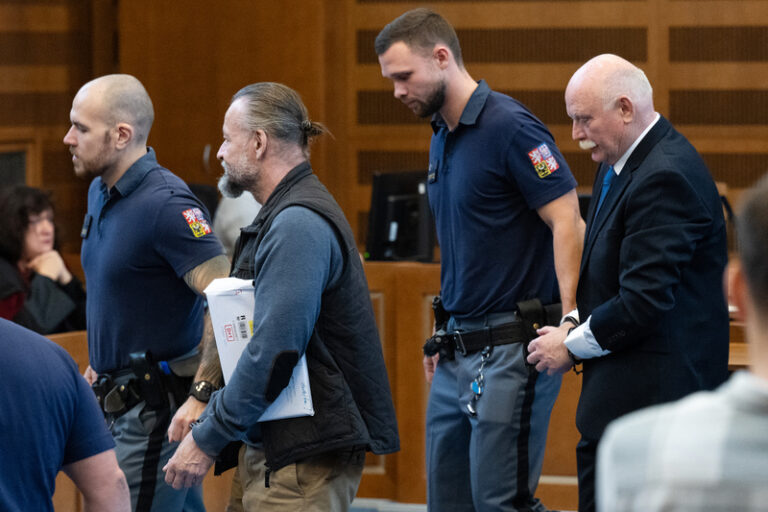 Tři ze čtyř obžalovaných v kauze vraždy muže u hradeckého soudu vinu odmítli