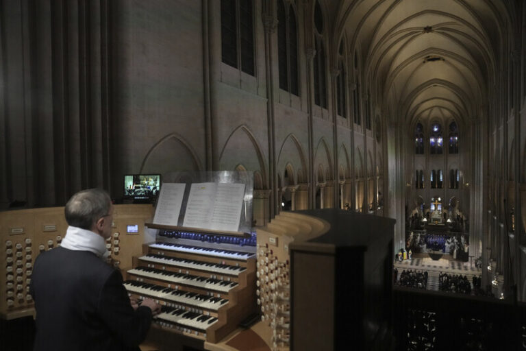 V Paříži byla otevřena opravená katedrála Notre-Dame