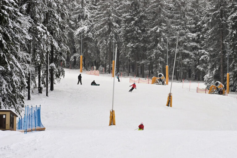 Na horách jsou dobré sněhové podmínky, sníh tam vydrží do konce roku