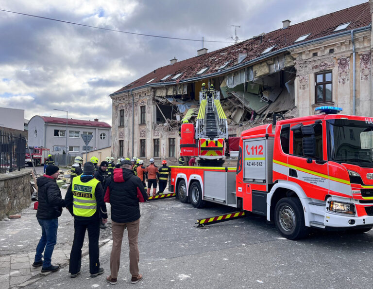 Výbuch poškodil bytový dům ve Znojmě, zranilo se osm lidí, jeden těžce