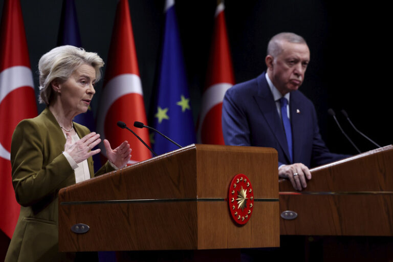 EU se zapojí v Sýrii a na uprchlíky v Turecku dá miliardu eur, řekla šéfka EK