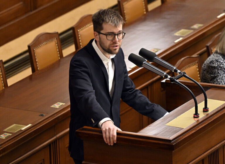 Koalice nechala po Michálkově vystoupení omezit řečnickou dobu k trestní novele