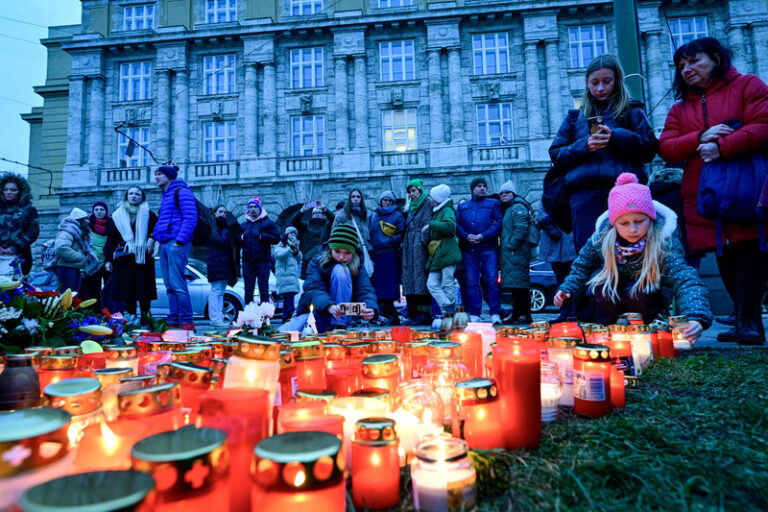 Koncert, mše a piety připomněly v Praze loňskou střelbu na FF UK