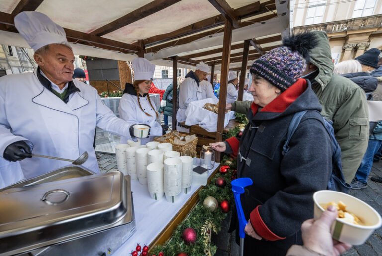 Na Staroměstském náměstí se tradičně rozlévala rybí polévka