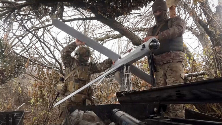 Ukrajina čelila útoku ruských dronů, ve městě Kryvyj Rih zasáhla raketa dům