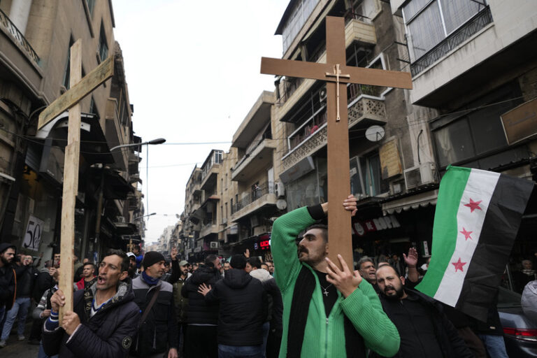 V Sýrii protestovali křesťané kvůli žhářskému útoku na vánoční strom