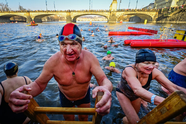 Vltavu si na Memoriálu Alfreda Nikodéma letos užilo více než 360 otužilců