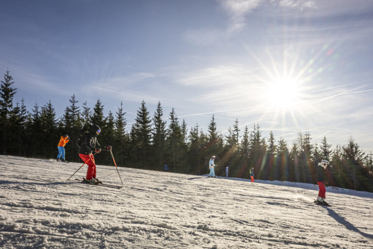 Počasí vylákalo do českých hor lyžaře, místy jich dorazily desetitisíce