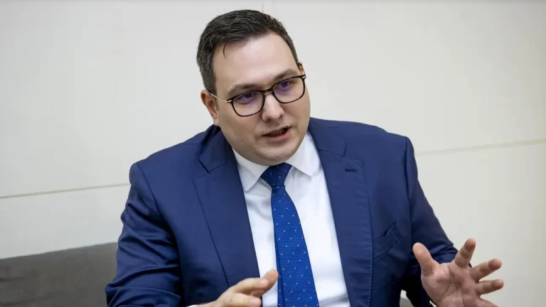 Lipavský k Ficovi: Nemusíme se plazit před masovým vrahem