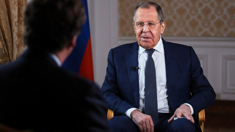 Rusko udělá vše, aby neprohrálo na Ukrajině, řekl Lavrov Tuckeru Carlsonovi