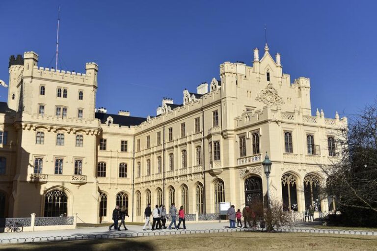 Návštěvníků památek ve správě NPÚ loni ubylo o pět procent na čtyři miliony