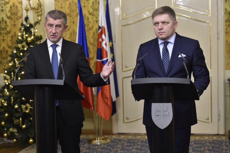 Robert Fico útočí na českou diplomacii a vrací se ke konfrontační politice. Poučení pro Evropu.