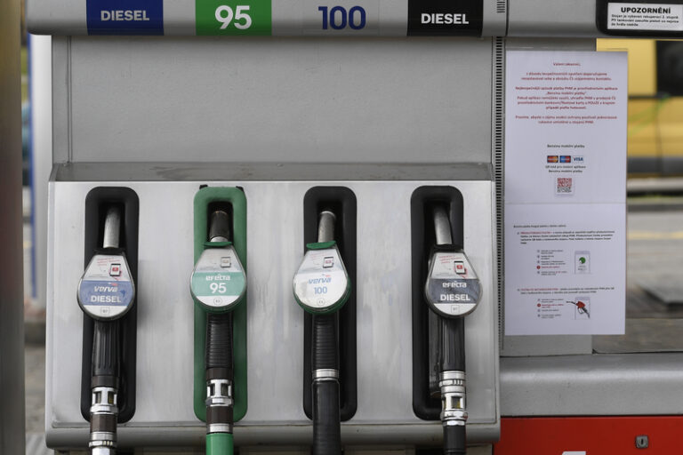Paliva u čerpacích stanic v Česku v závěru roku zlevnila o jednotky haléřů