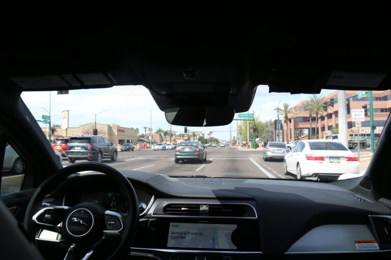 Sněmovní výbor chce do zákona vložit pravidla pro autonomní vozidla