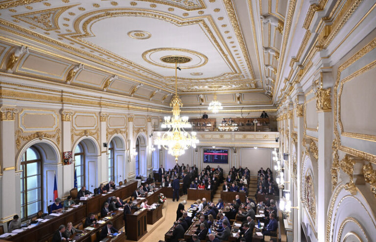 Sněmovna možná ohraničí meziroční růst platů politiků na nejvýše 5 %