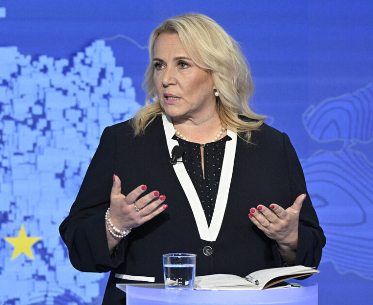 Dostálová: Je třeba otevřít smlouvy s NATO a podívat se, jaké závazky země mají