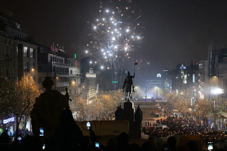 Policisté v Praze řešili zranění pyrotechnikou, hasiči požáry košů