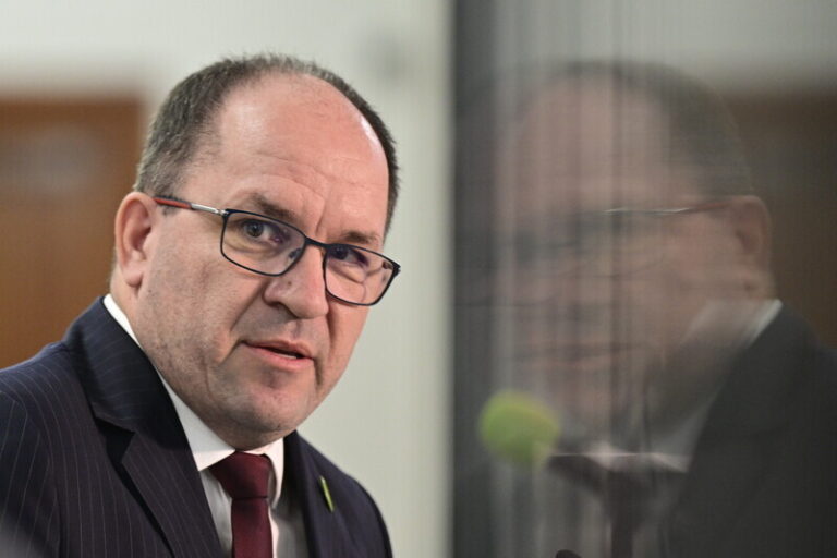 Výborný: Vláda nechce zavést emisní povolenky na vytápění budov