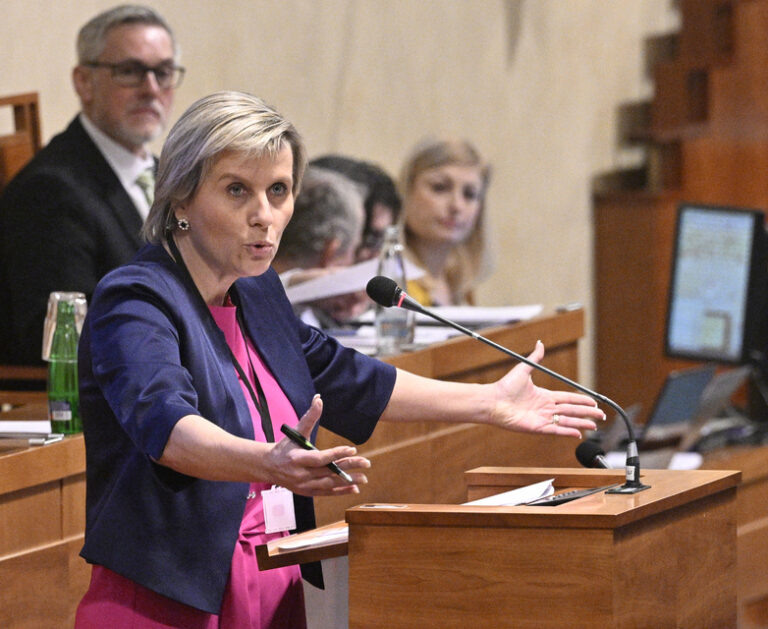 Senátoři ANO chtějí osvobodit důchodce od poplatků pro televizi a rozhlas