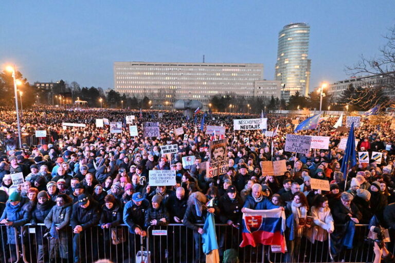 Protesty proti Ficovi přivedly na náměstí slovenských měst desetitisíce lidí