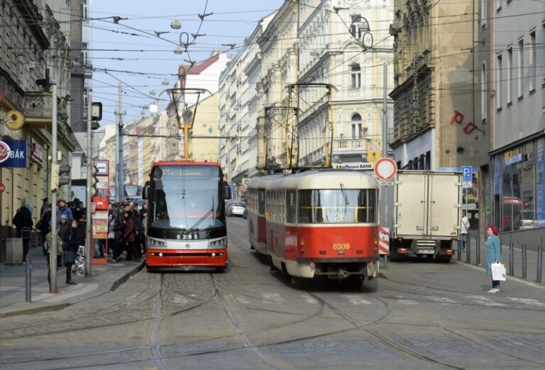 Řidič tramvaje v Praze napadl ukrajinské cestující, DPP ho propustí