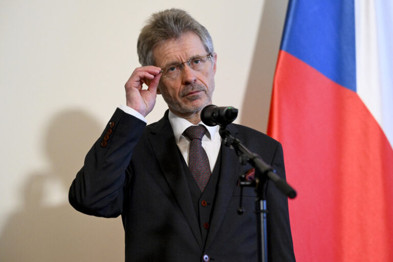 Vystrčil: Senátoři se pokusí připravit zákon s nastavením platů politiků