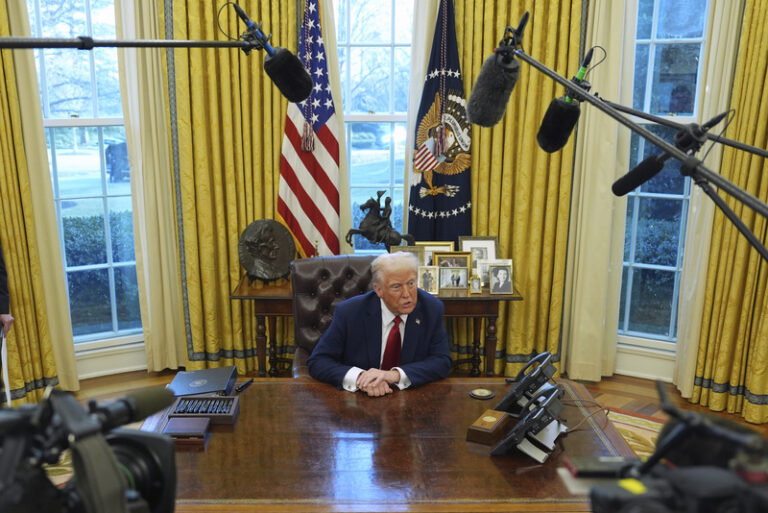 Trump podepsal zavedení cla na dovoz z Číny, Kanady a Mexika