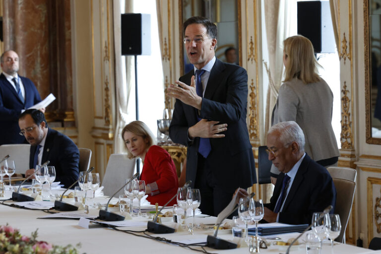 Výdaje na obranu zemí NATO budou výrazně vyšší než dosud, řekl Rutte