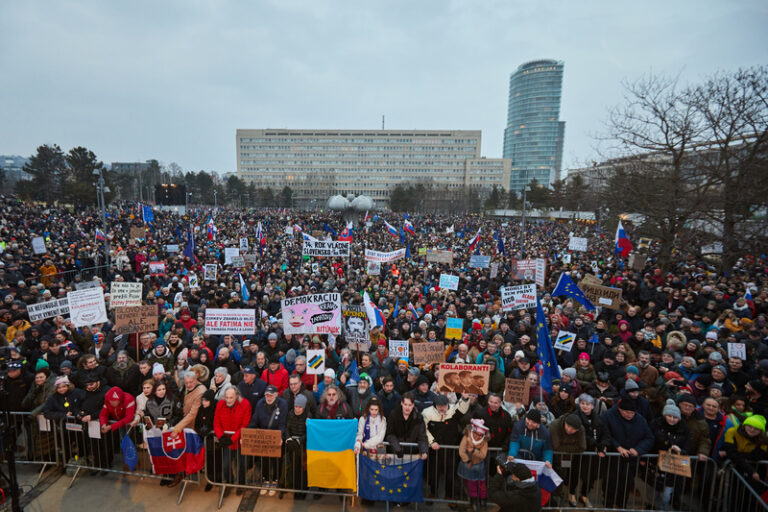 Slováci protestovali za proevropské směřování země, kritizovali Fica