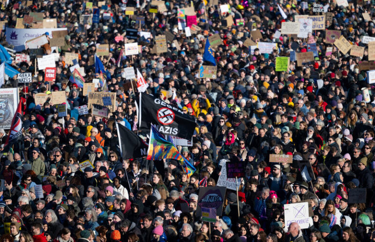 V Mnichově přišlo 250.000 lidí na demonstraci proti spolupráci s AfD
