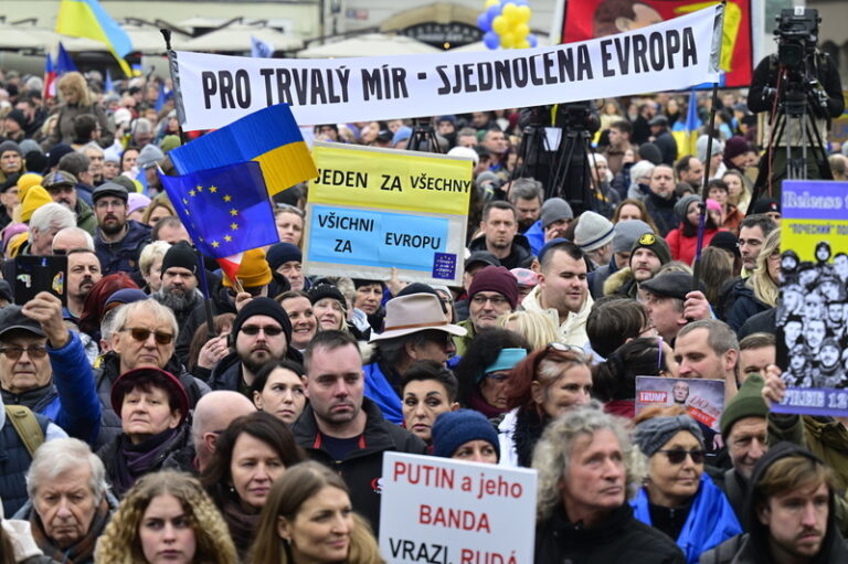 Tisíce lidí přišly do centra Prahy podpořit Ruskem napadenou Ukrajinu