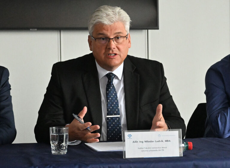 Po zásahu policie ministr odvolal ředitele FN Motol Ludvíka, obviněno je 16 lidí