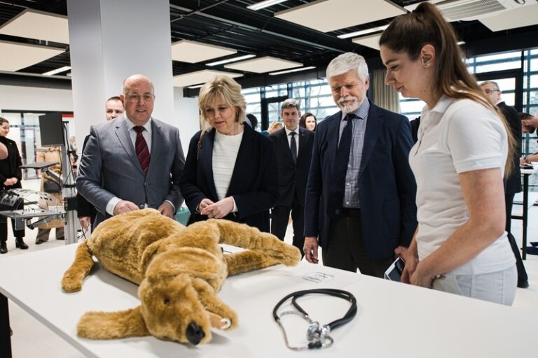 Pavel jako první hlava státu po Masarykovi navštívil Veterinární univerzitu