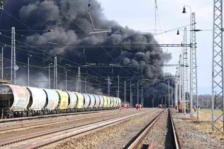 U Hustopečí hoří vlak s toxickou látkou, požár stále není pod kontrolou