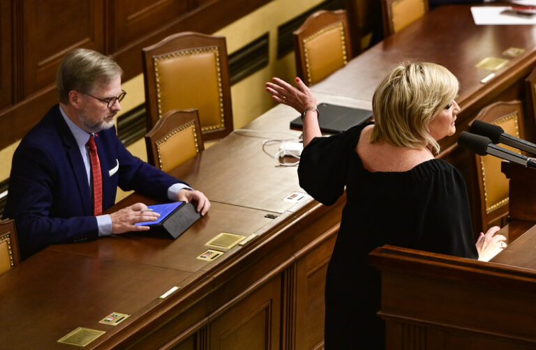 Schillerová vulgárně napadla premiéra Fialu, podle něj ztrácí nervy