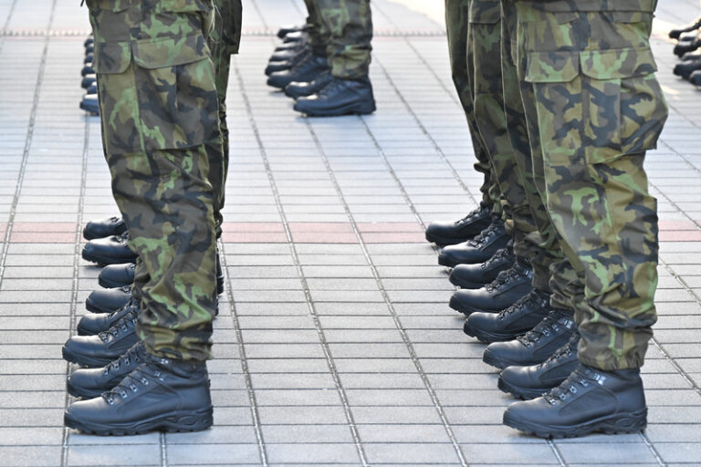 Senát schválil navýšení náborového příspěvku pro vojáky