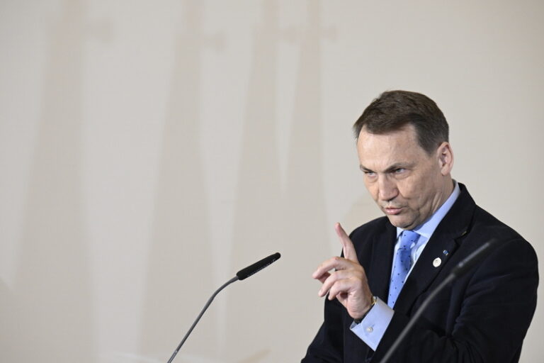 USA obnovily dodávky zbraní Ukrajině přes Polsko, řekl Sikorski