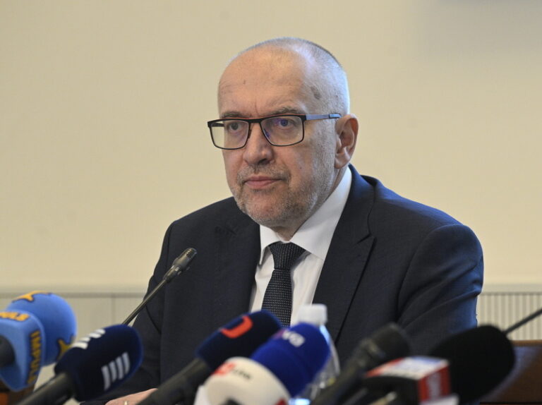 Vláda chce začátek financování nepedagogů obcemi a kraji přesunout na leden 2026