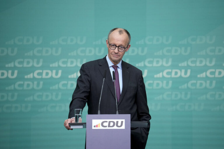 Musíme se snažit udržet USA v Evropě, řekl Merz, který spěchá na sestavení vlády